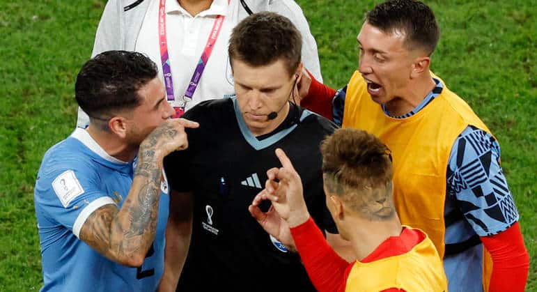 Jogador do Uruguai pode receber punição da FIFA após eliminação