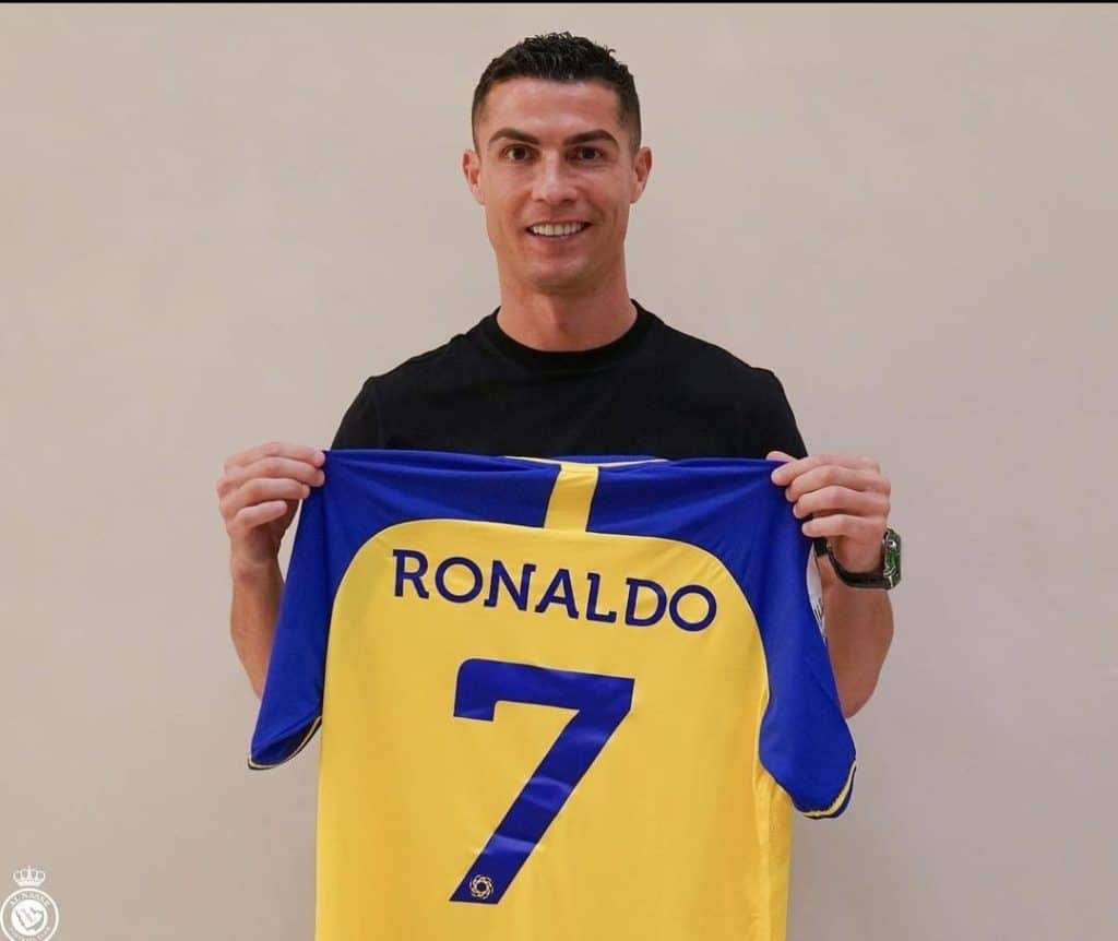 Cristiano Ronaldo fecha com Al-Nassr e será o atleta mais bem pago