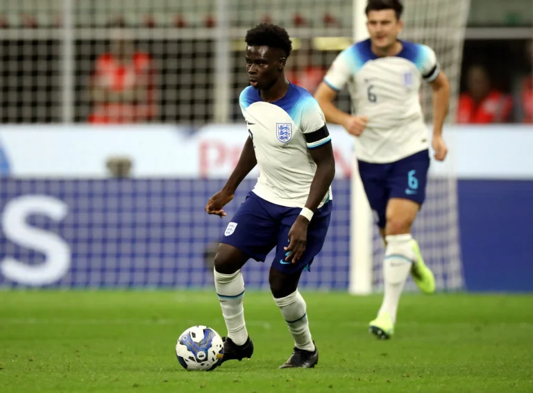 O jovem atacante da seleção inglesa, Bukayo Saka está chamando atenção por utilizar meias rasgadas em rasgadas em partidas da Copa do Mundo 2022.