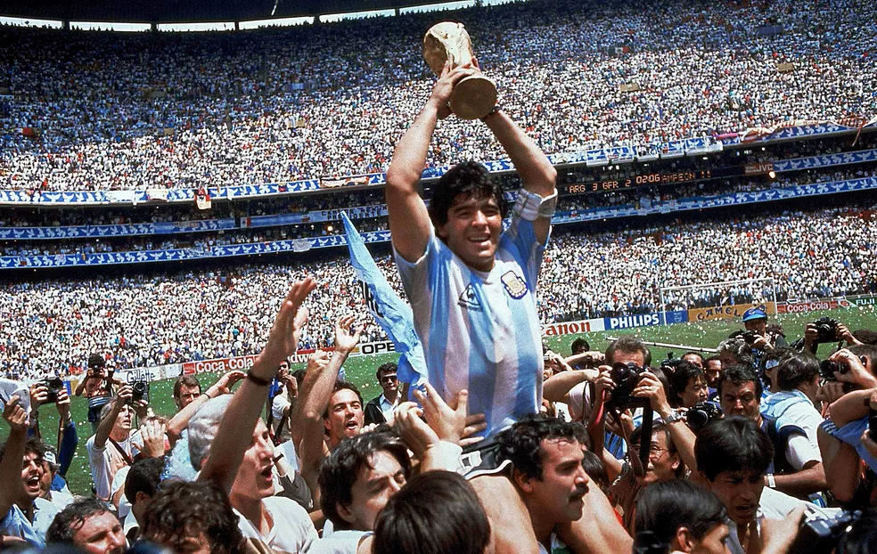 Maradona com a taça da Copa do Mundo, em 1986, no México