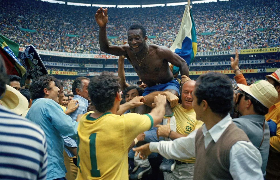 Pelé é carregado nos braços durante a comemoração do Tri em 1970