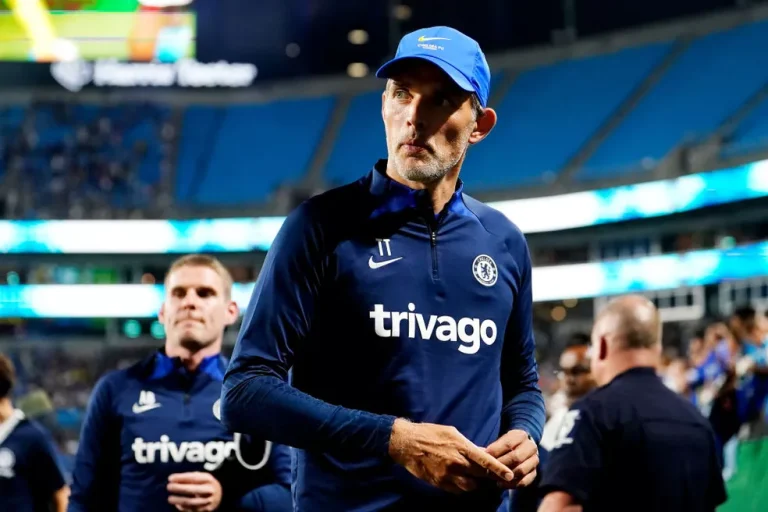 O técnico alemão Thomas Tuchel se ofereceu para o cargo de treinador da seleção da Inglaterra, de acordo com informações do The Sun. O alemão segue desempregado desde a sua demissão do Chelsea, em setembro.