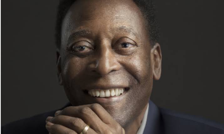 Rei Pelé morre aos 82 anos e família pede aposentadoria da camisa 10