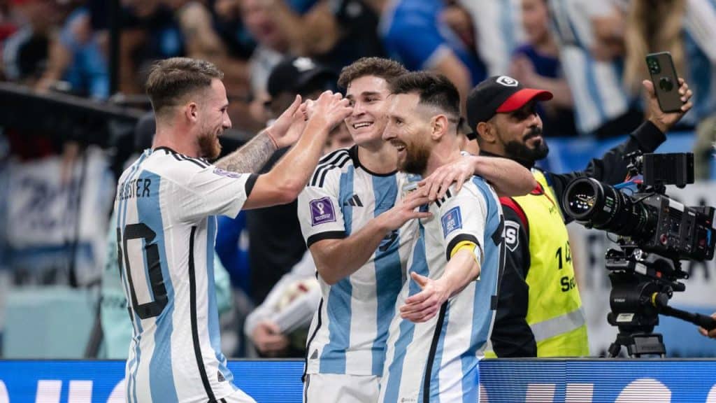 Ingleses discordam de arbitro italiano no jogo entre Argentina e Croácia