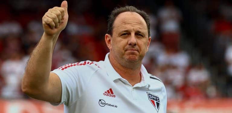 Rogério Ceni se irrita com saída de jogador para o Vasco