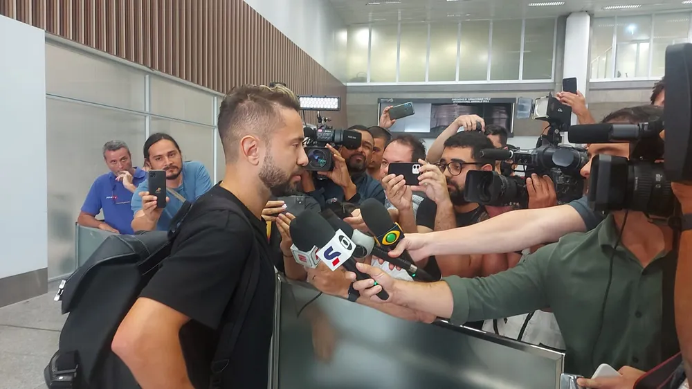 Everton Ribeiro no desembarque da Seleção