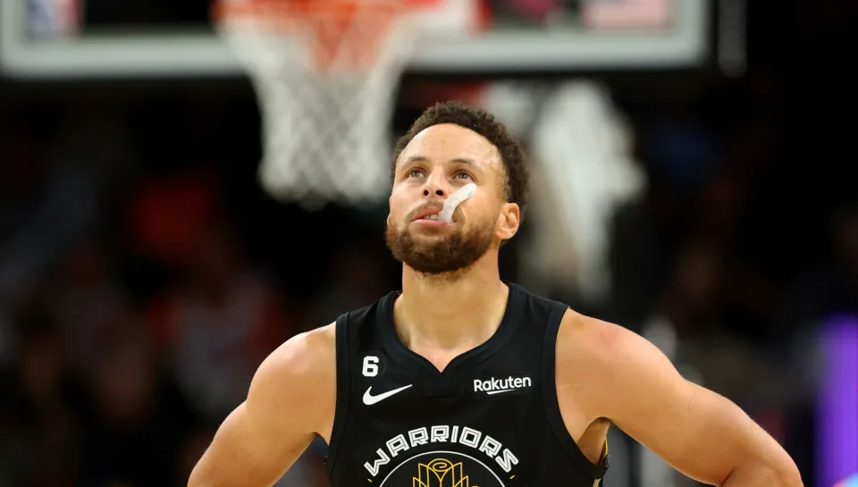 Curry faz cesta do meio da quadra, mas Warriors perde para o Celtics na prorrogação