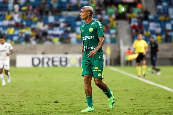 Por comemorar título do Palmeiras, atacante Deyverson é multado no Cuiabá