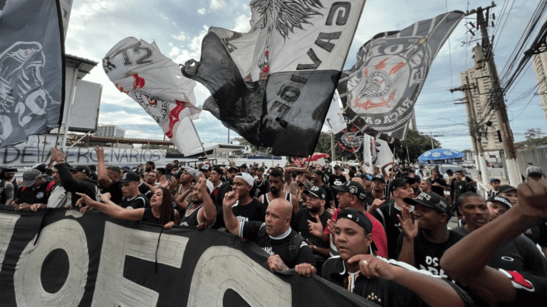 Torcida do Corinthians faz protesto contra preços dos ingressos (Foto: Victor Gomes/Meu Timão)