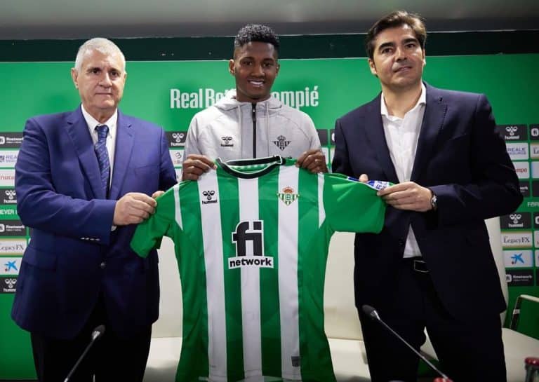 Na manhã desta segunda-feira (16), o Real Betis anunciou a contratação do lateral-esquerdo Abner Vinícius. O jovem jogador ex-Athletico-PR assinou contrato com o clube espanhol até junho de 2029.