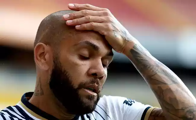 Laudo aponta beijo entre Daniel Alves e suposta vítima e contradiz versão da mulher