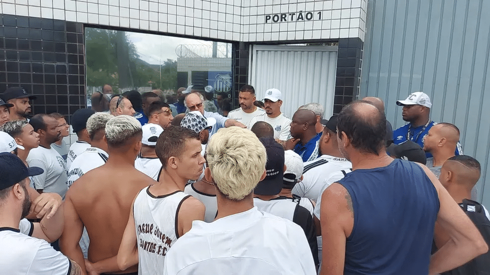 Momento crítico no Santos gera cobrança e manifestação de torcedores