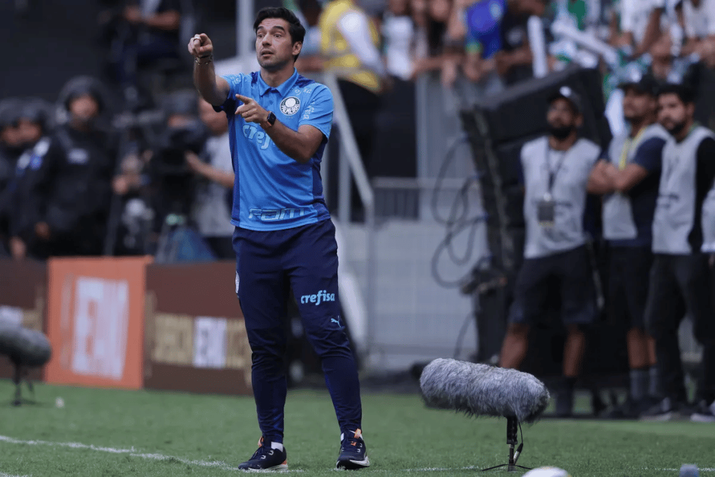 Abel Ferreira é destaque por receber diversas advertências da arbitragem