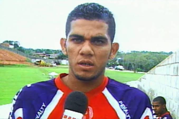 De volta para onde subiu? Grupo City cogita Daniel Alves no Bahia