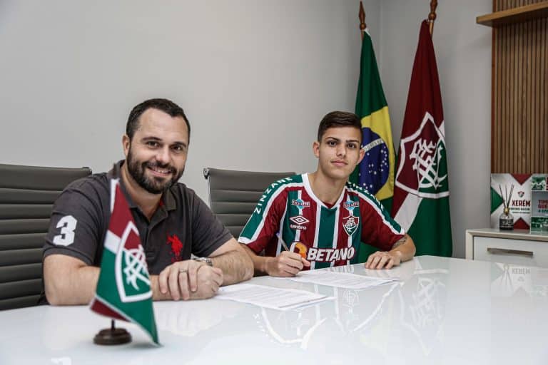 Nesta segunda-feira (2), o Fluminense anunciou a contratação do meio-campista Giovanni Manson ex-Ajax. O jovem jogador de 20 anos assinou um contrato até o final de 2023, além de ter a opção de extensão para disputar mais uma temporada.