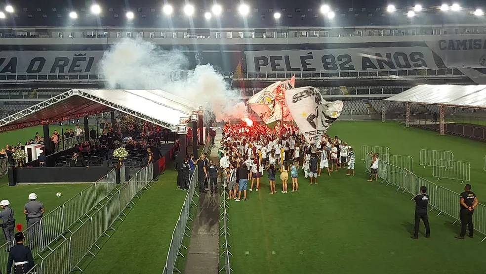 Torcida Jovem faz última homenagem a Pelé