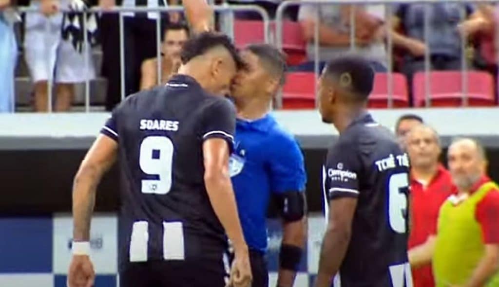 Clássico carioca tem agressão de jogador em árbitro