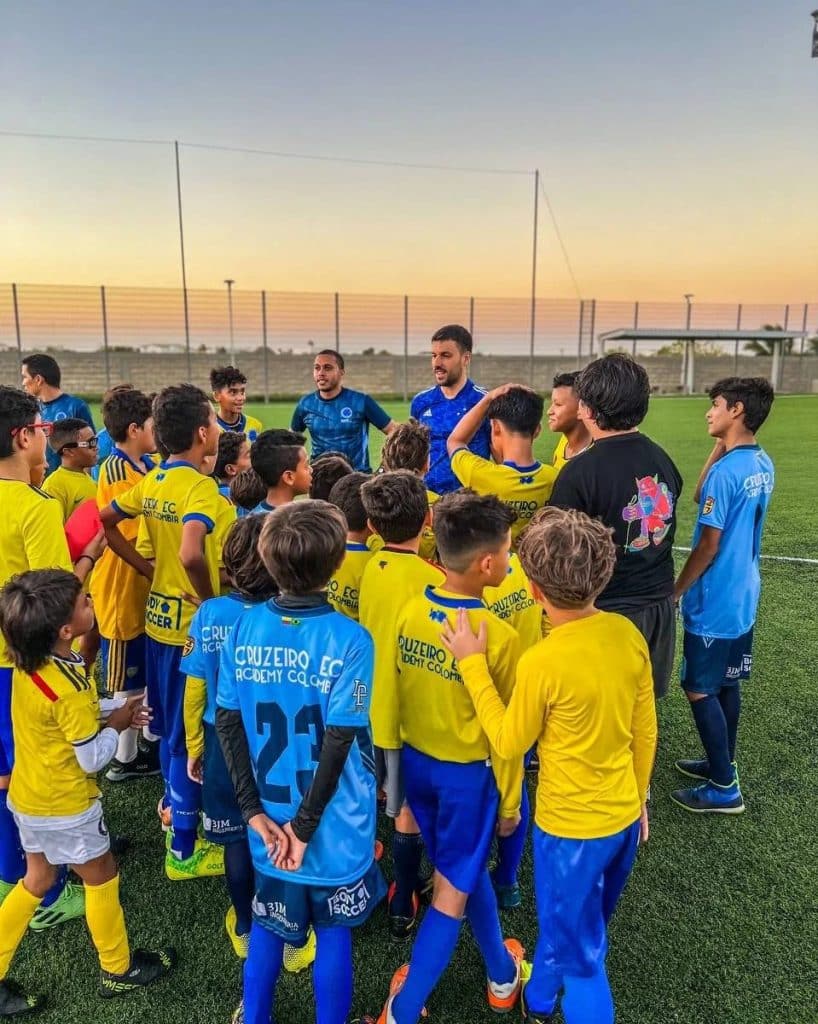 Cruzeiro anuncia escolas de futebol na Colômbia