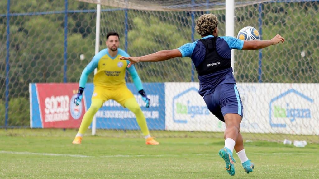 Após goleada, jogador do Bahia é agredido por torcedor