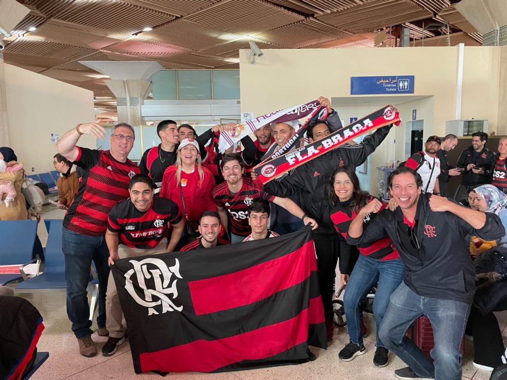 Torcedores do Flamengo levam “amuleto” para o mundial