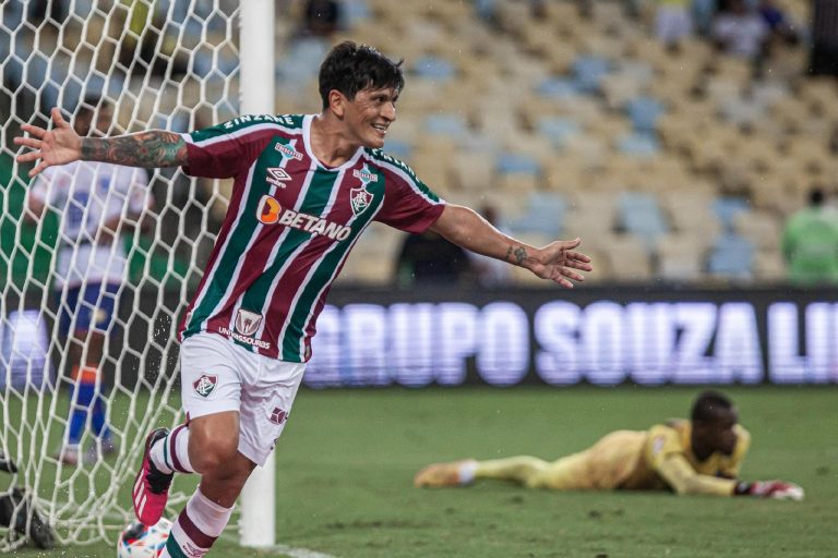 Cano marca três vezes e desencanta antes de clássico contra o Vasco