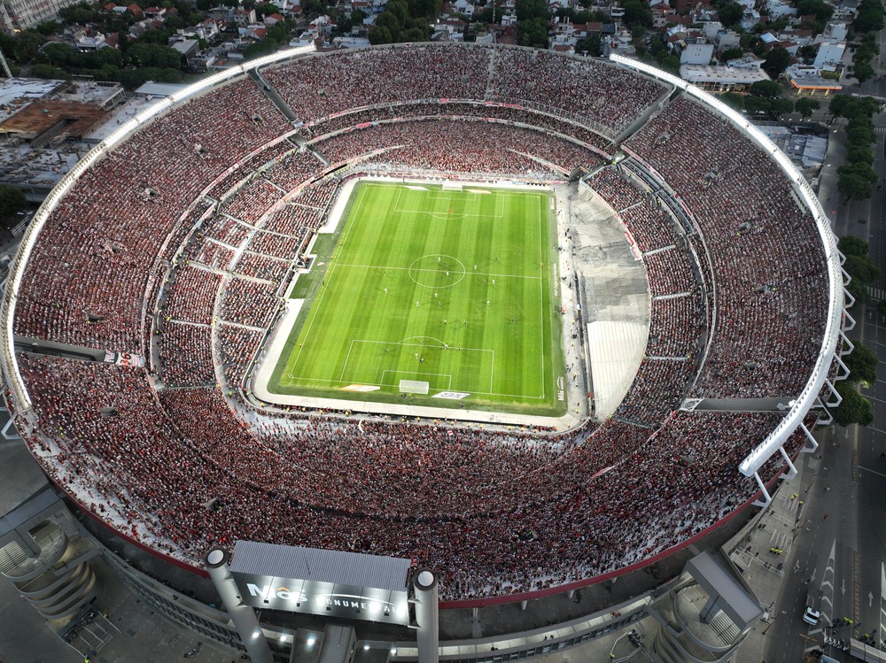 Inauguração do maior estádio Sul-Americano sob investigação