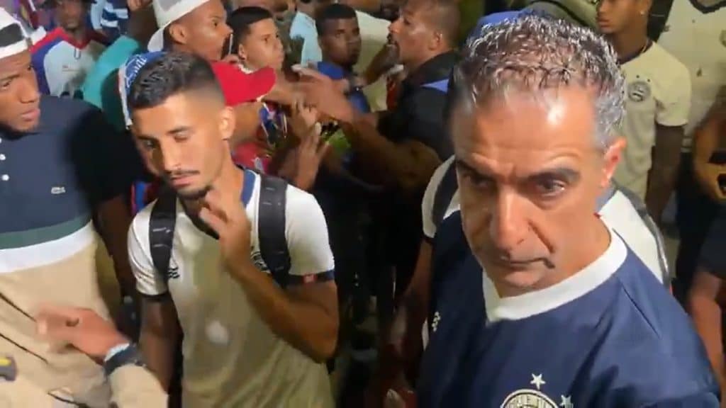 Após goleada, jogador do Bahia é agredido por torcedor