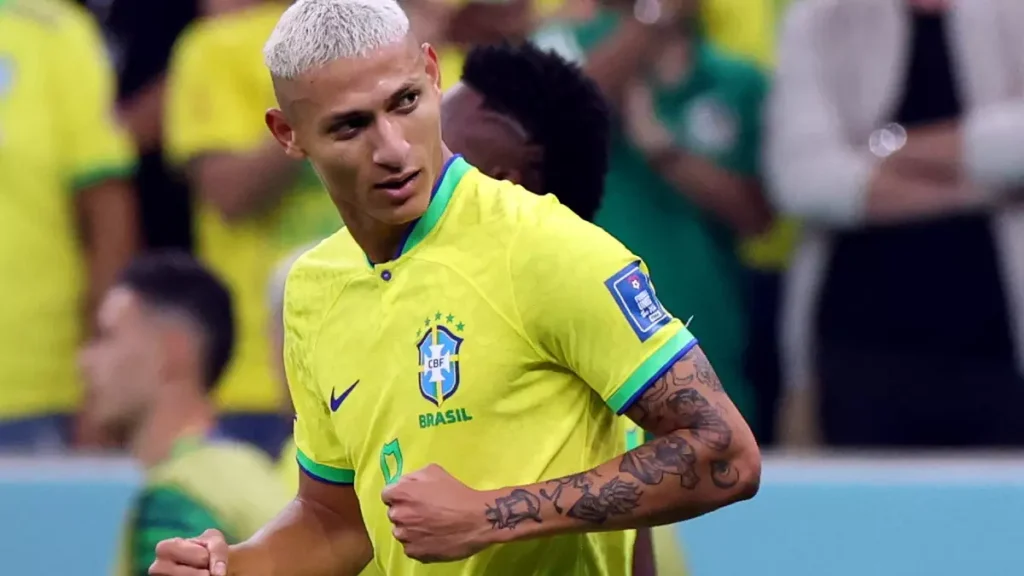 FICOU OU NÃO? Participante do BBB revela ter ficado com Richarlison e jogador se manifesta