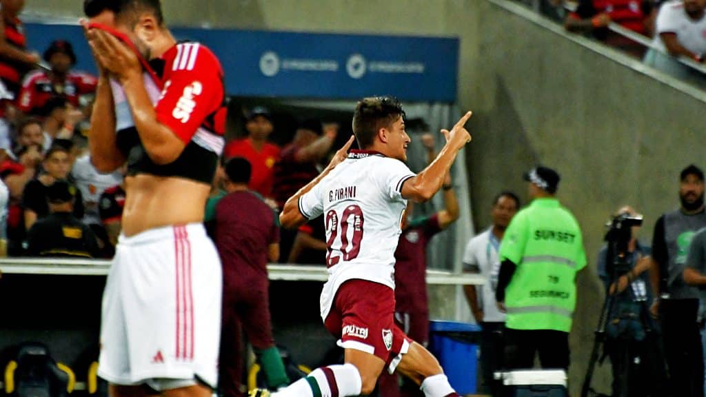 O iluminado Gabriel Pirani faz gol da virada no clássico e celebra título da Taça Guanabara