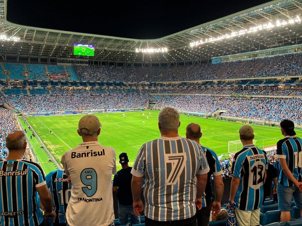 Na Balada! Zagueiro do Grêmio é flagrado em show por torcedores