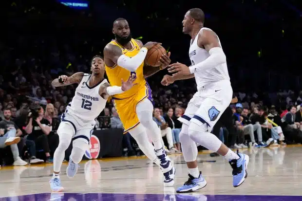 Ganhador do Oscar e diva da música assistem show de LeBron James em quadra e leva fãs da NBA à loucura