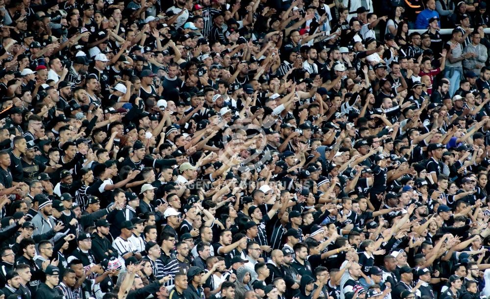 NO CAIXÃO! Torcida do Corinthians ironiza jogador em protesto