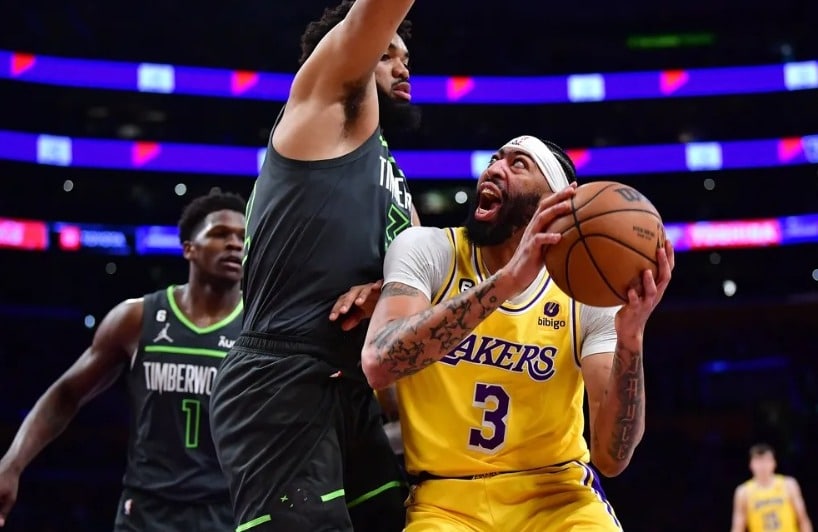 Lakers vence de virada e segue para os playoffs