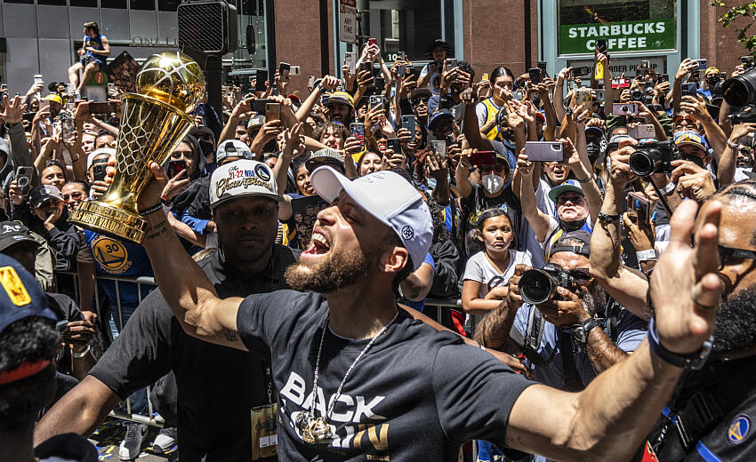 “Segue fazendo história”; Stephen Curry ultrapassa ídolo do Lakers