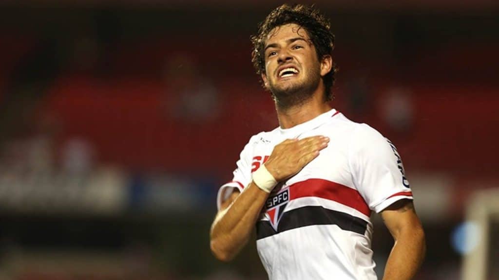 Jornalista rasga elogios a Alexandre Pato