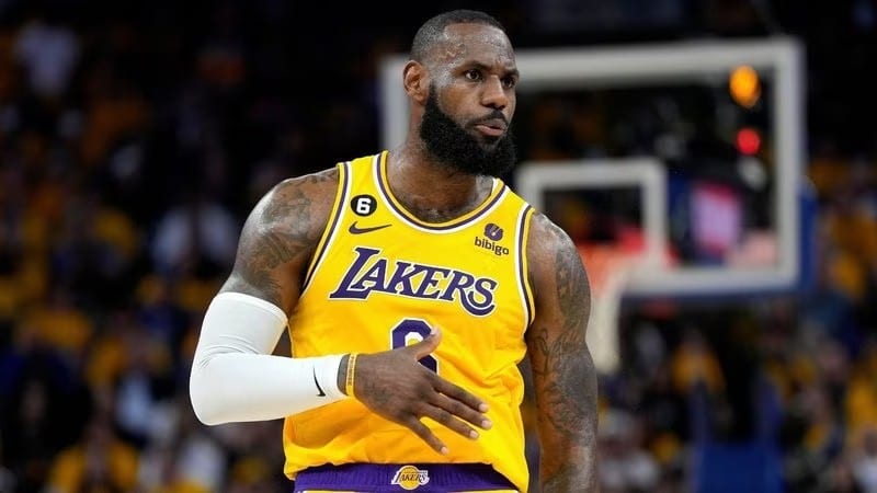 Hamilton, Kardashian e mais: astros do esporte e celebridades marcaram presença no confronto entre Lakers x Warriors