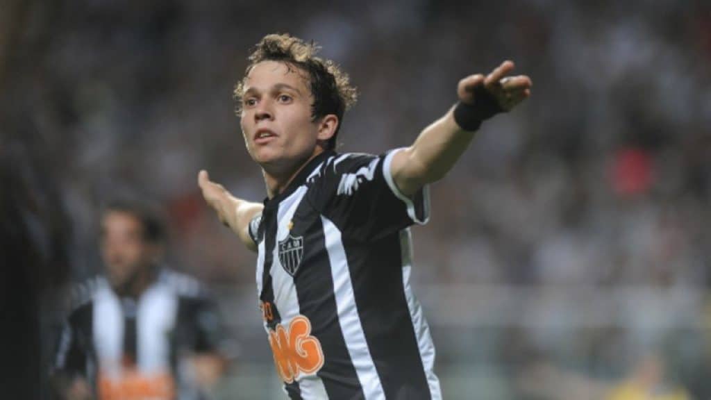 Bernard, maior venda da história do Galo, esteve presente na vitória do clube sobre o Athletico-PR