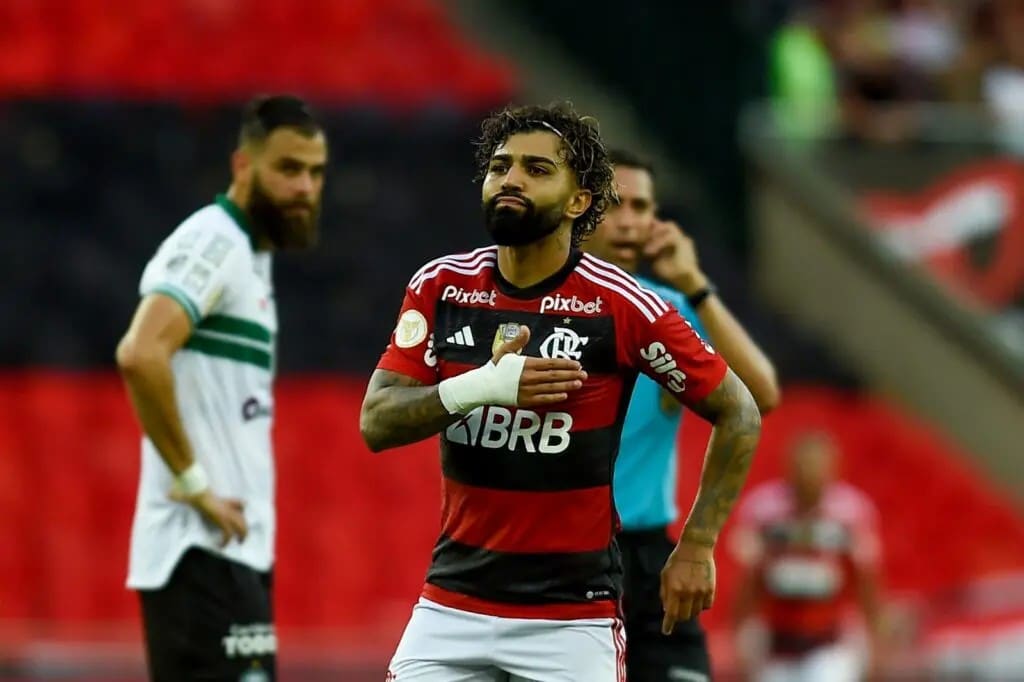 Clima tenso no Flamengo! Gabigol revida cobrança de torcedores em aeroporto; confira