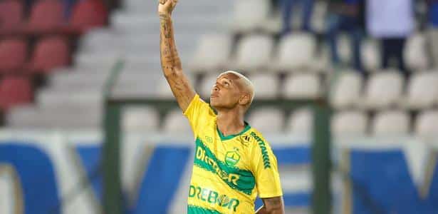 Gesto contra o racismo, gol e entrevista irreverente: a noite mágica de Deyverson diante do Cruzeiro
