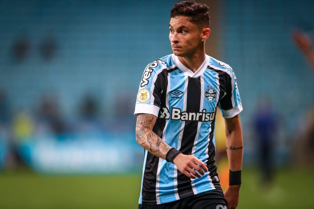 Vai embora? Lateral do Grêmio continua não sendo relacionado