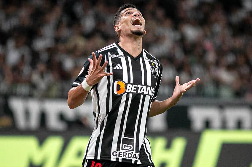 “Ficou indignado”, Paulinho dispara contra o gramado do Mineirão após vitória na Libertadores