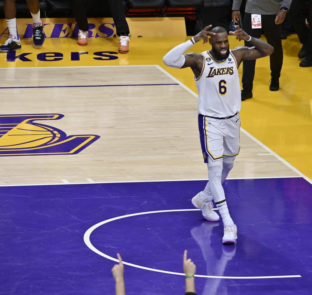 LeBron vai parar na arquibancada em jogo da NBA; entenda