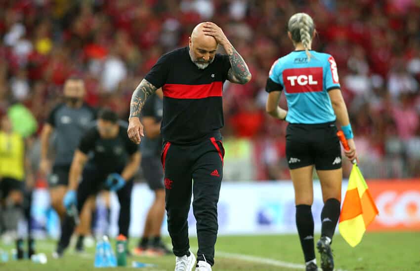 “Foi cortado. Sofreu trauma”; Sampaoli tem desfalque de última hora no Flamengo e craque não viaja