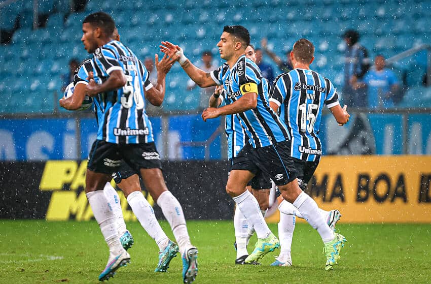 “Está proibido criticar o Suarez”, jornalista rasga elogios a craque do Grêmio