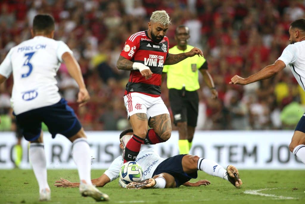 “Abraço de milhões”, jogo do Flamengo conta com encontro de duas lendas do clube