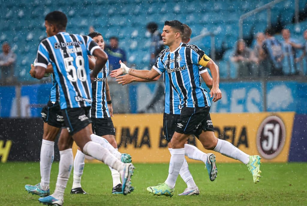 Craque do Grêmio leva vida simples em Porto Alegre