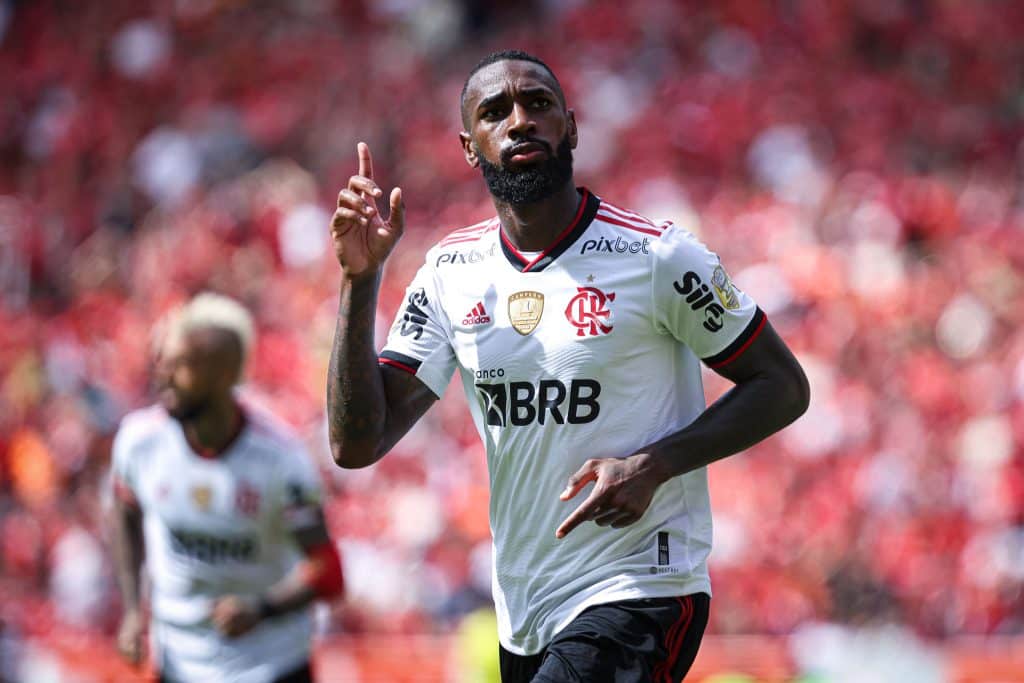 “Preto incomoda quando está no lugar mais alto”, jogador do Flamengo apoia Vinicius Junior