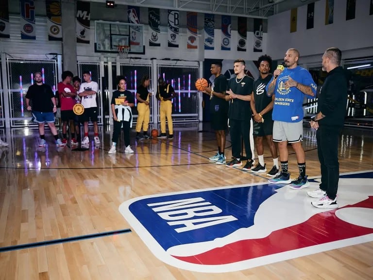Marca esportiva celebra estreia na NBA Store Arena; confira