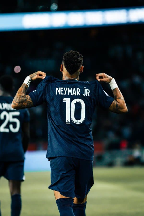 Musa de clube europeu celebra possível chegada de Neymar