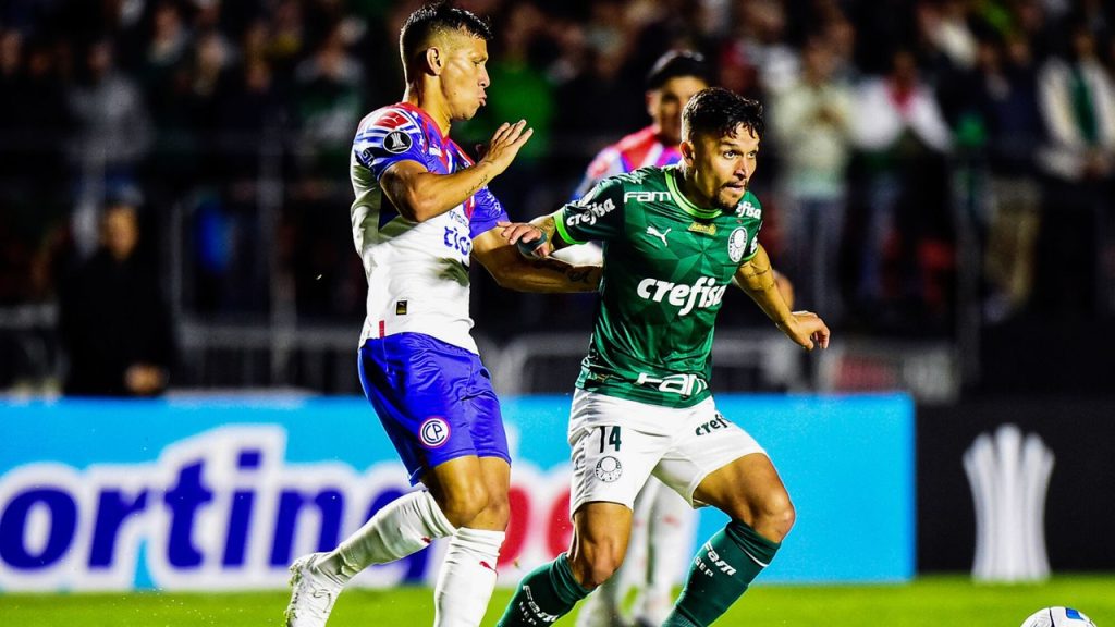 Palmeiras denúncia torcida do Cerro Porteño por atos racistas